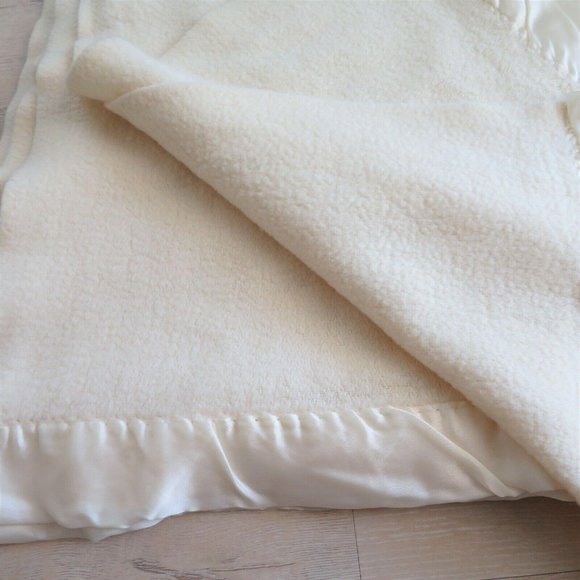 Vintage Acrylic Blanket Satin Trim Beige 86 x 64 Twin Double USA Made - Picture 2 of 11